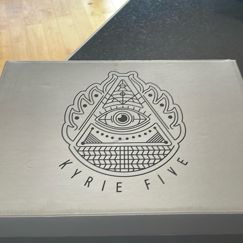 Kyrie 5 Bandulu BG basketball sneakers size 6Y